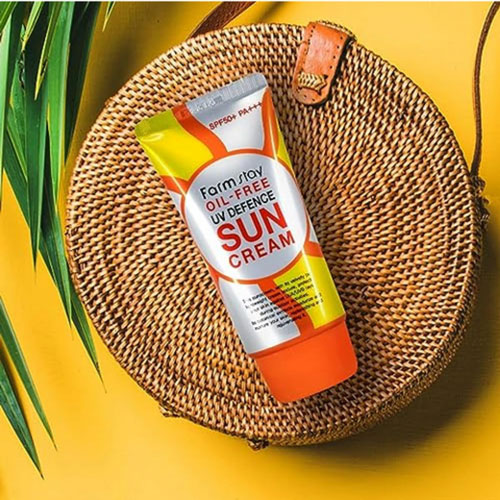 ضد آفتاب فاقد چربی فارم استی (1) ضد آفتاب فاقد چربی فارم استی SPF50+ روی کیف حصیری با پسزمینهای گرمسیری و تابستانی، مناسب برای محافظت پوست در برابر اشعههای مضر خورشید