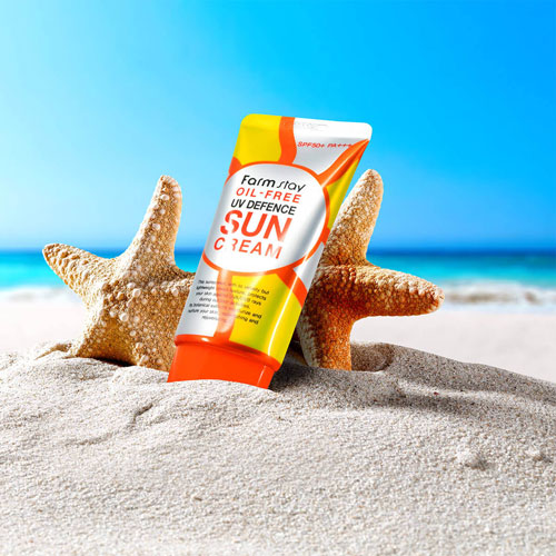 ضد آفتاب فاقد چربی فارم استی (4) ضدآفتاب فارم استی SPF50+، قرار گرفته در شنهای ساحلی در کنار ستاره دریایی، ایدهآل برای محافظت پوست در برابر آفتاب در سفرهای ساحلی