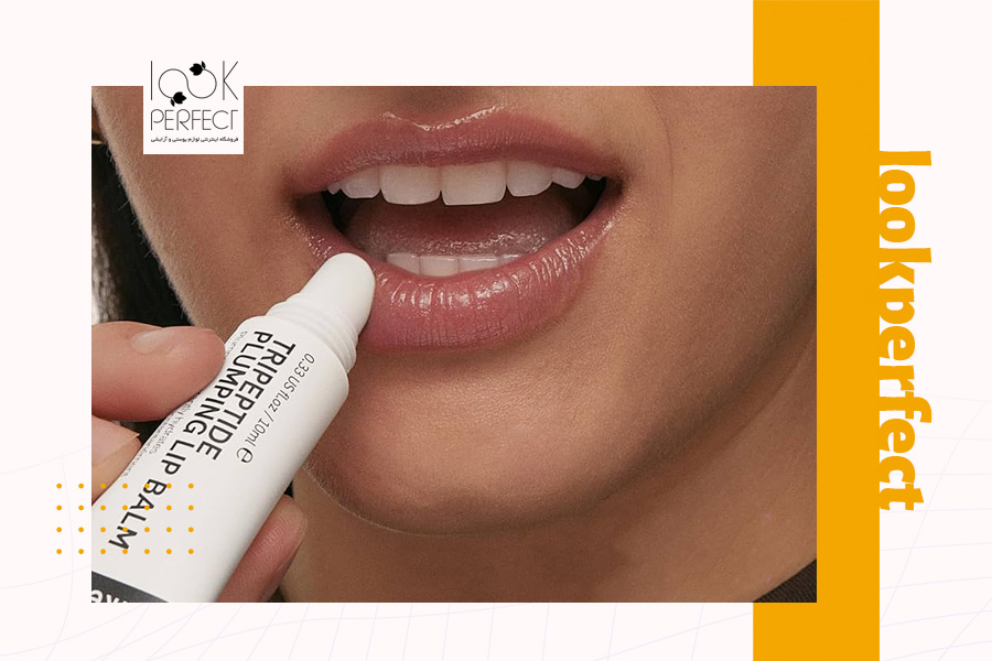 فردی در حال استفاده از بالم لب حاوی پپتید برای نرم کردن و مرطوب نگه داشتن لب‌ها