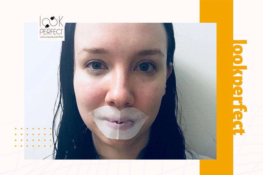 فردی که از ماسک ورقه‌ای مخصوص لب برای آبرسانی و ترمیم لب‌های خشک‌شده استفاده می‌کند.