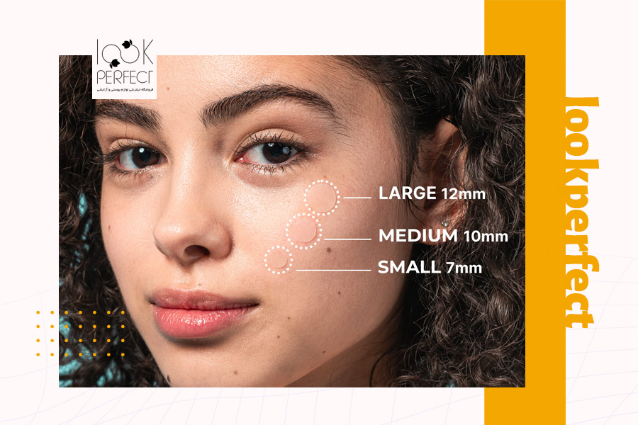 نمای نزدیک از صورت دختر با پوست صاف که اندازههای مختلف جوش یا منافذ پوست روی گونه با دایرههایی مشخص شده؛ نشاندهنده تفاوت سایز جوشها و ضرورت درمان سریع آنها.