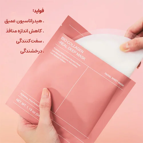 ماسک ورقه ای بیو کلاژن بایودنس (1) بیرون آوردن ماسک کلاژن بایودنس از بستهبندی صورتی با ذکر مزایای آبرسانی، سفتکننده، کاهش منافذ و درخشندگی.