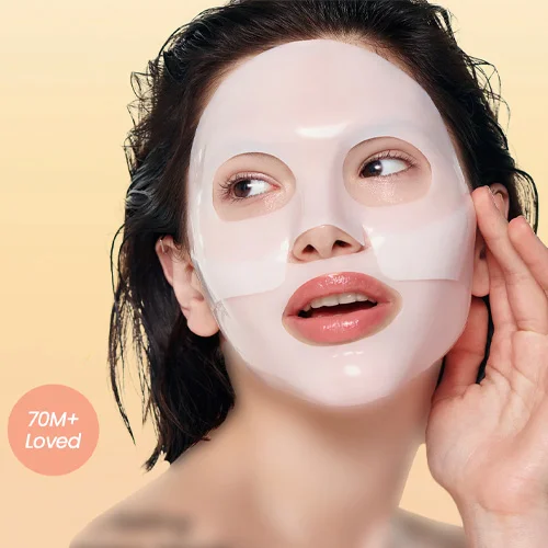 ماسک ورقه ای بیو کلاژن بایودنس (3) تصویر از استفاده واقعی ماسک ورقهای بیو کلاژن بایودنس روی صورت، نشاندهنده پوشش کامل و کاربرد محصول.